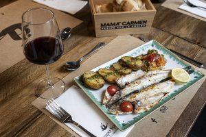 Lubina a la plancha con patatas asadas y verduras