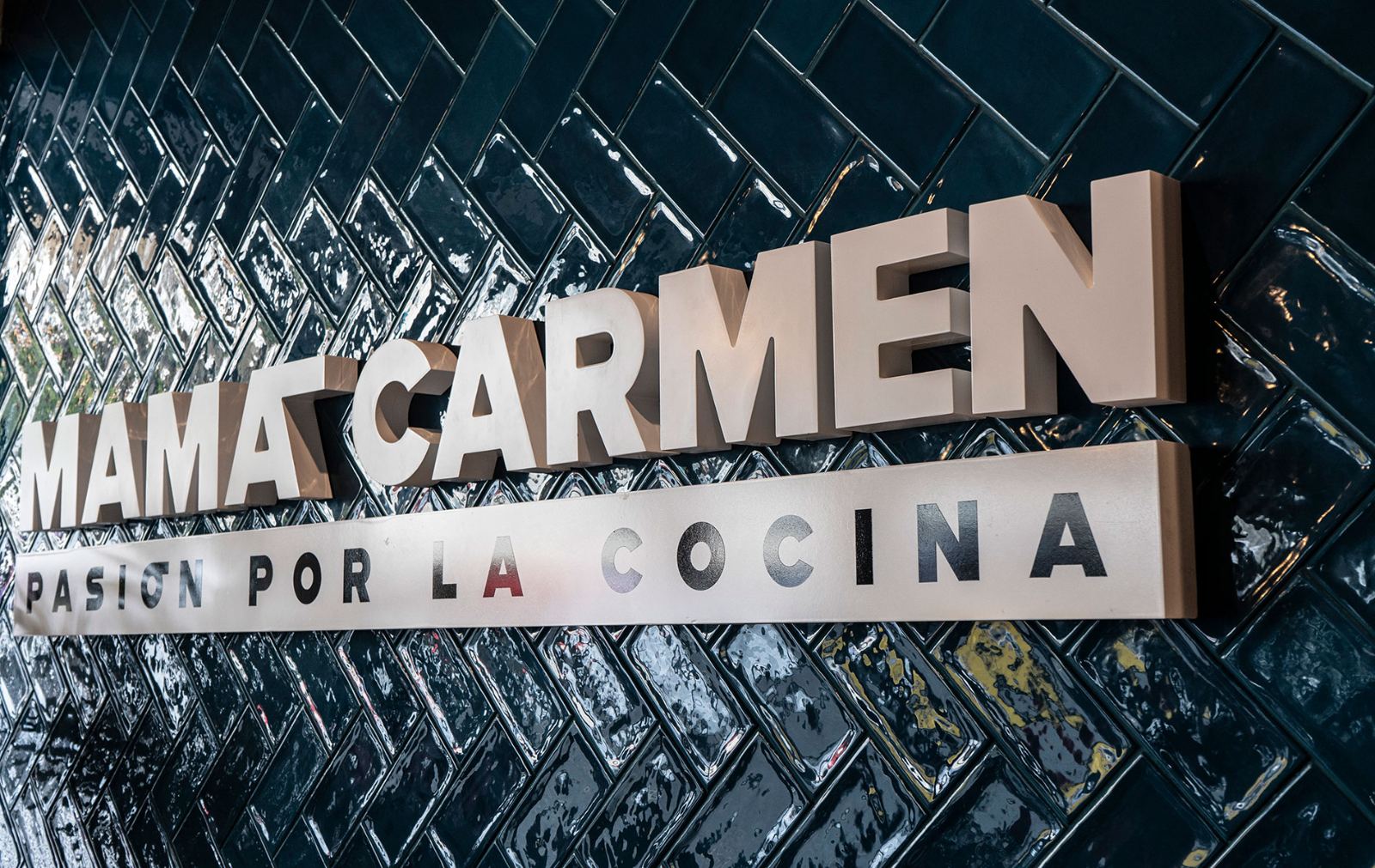 Rótulo luminoso de Mamá Carmen en el restaurante